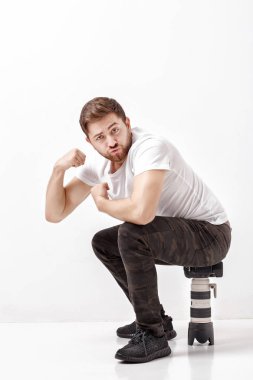 Beyaz gömlekli fotoğraf ve USI için hazır genç fotoğrafçı