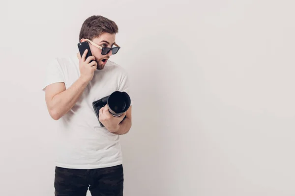 Beyaz gömlekli genç profesyonel fotoğrafçı dijital kam tutar — Stok fotoğraf