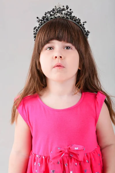 Retrato de menina bonita em vestido de princesa rosa com cr — Fotografia de Stock