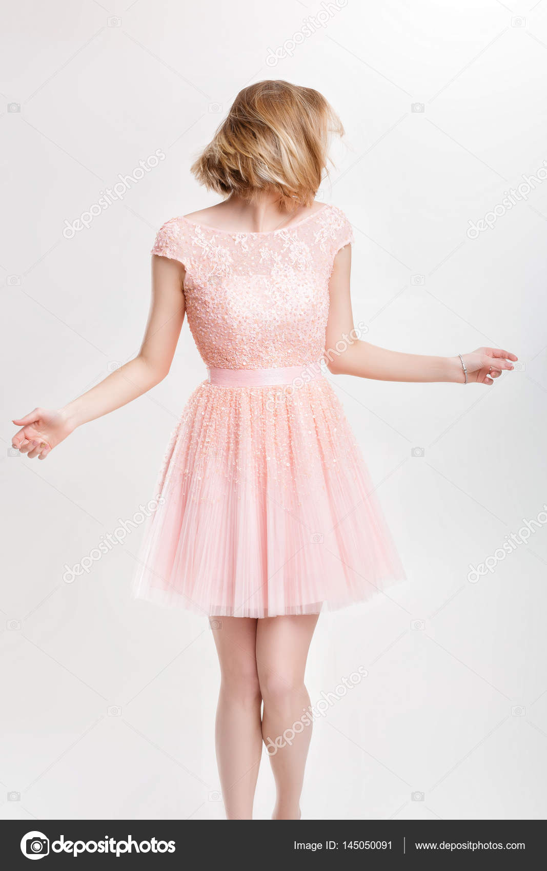 Belle Femme Blonde Dans Une Robe De Cocktail Rose Danse Et