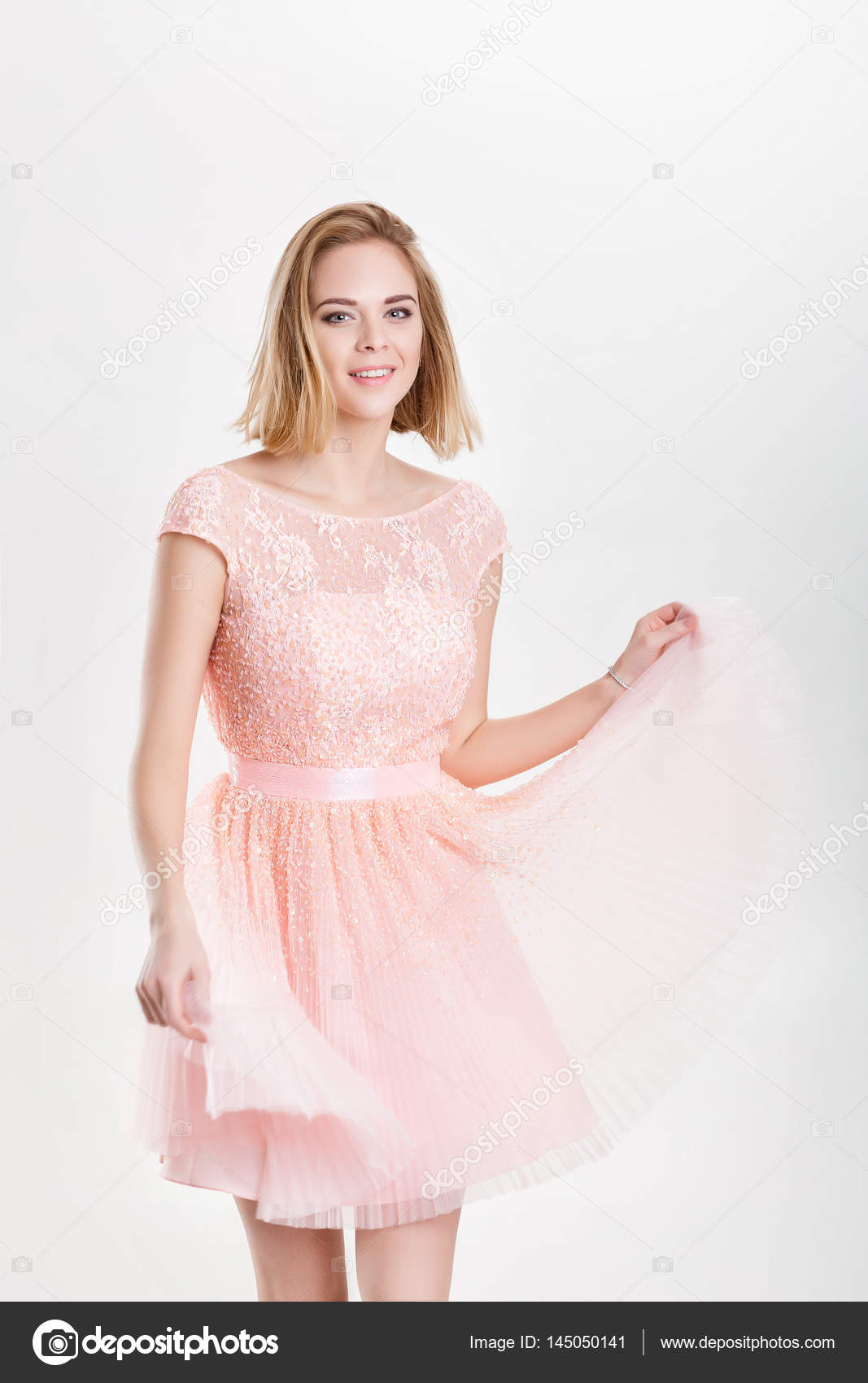 Belle Femme Blonde Dans Une Robe De Cocktail Rose Danse Et