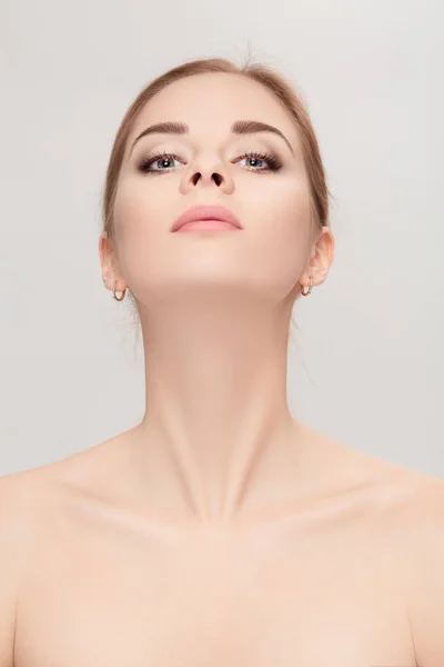 Retrato de cuello femenino sobre fondo gris primer plano. chica con c —  Fotos de Stock