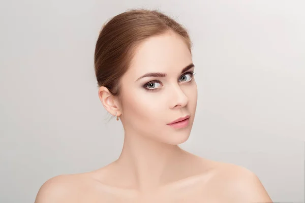 Profil porträtt av vackra unga blonda kvinnan med gröna ögon — Stockfoto
