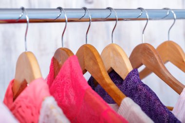 pembe kadın giyim moda rafa askı üzerinde depolamak. dolap