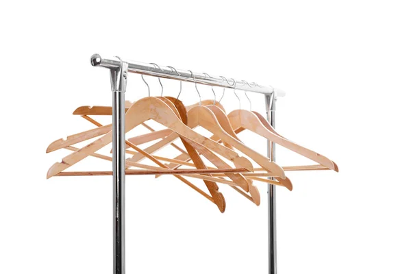 Appendini vuoti in legno per vestiti su rack su sfondo bianco. no — Foto Stock