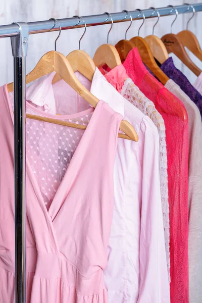 Rosa kvinnors kläder på galgar på rack i mode lagra. garderob — Stockfoto