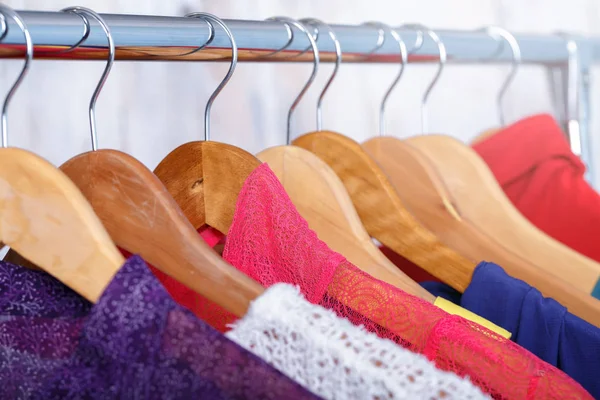 Kleurrijke womens kleding op kleerhangers op rek in mode opslaan. WOM — Stockfoto