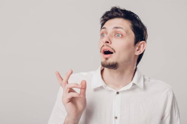 gri b Beyaz tişörtlü esmer adam genç çekici şaşırttı