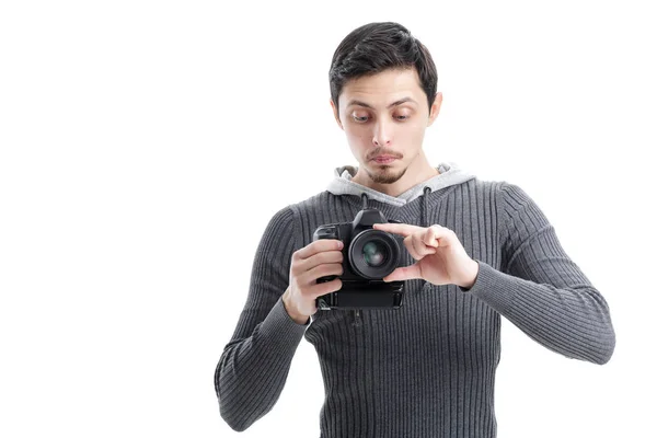 Giovane fotografo imposta la fotocamera isolata su backgrou bianco — Foto Stock