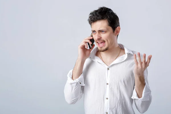 Retrato de atractivo joven morena hombre en camisa hablando en sm — Foto de Stock