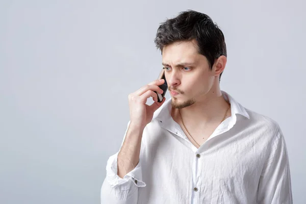 Ritratto di attraente giovane bruna uomo in camicia parlando su sm — Foto Stock