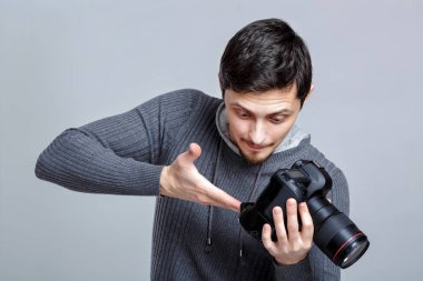 Genç fotoğrafçı kamera ayarlar. g fotoğraf adam öğrenir