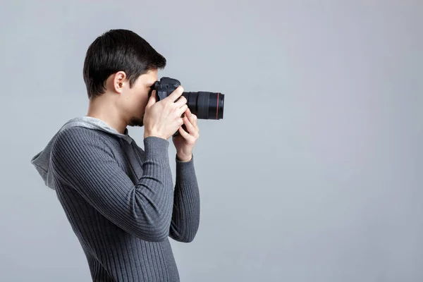 Profil porträtt av framgångsrik professionell fotograf använda Dsl — Stockfoto