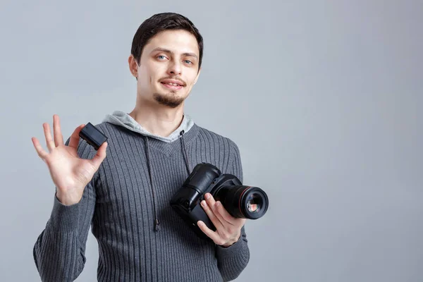 젊은 smilling 사진 셔츠에 dslr 카메라 배터리를 보유 하 — 스톡 사진