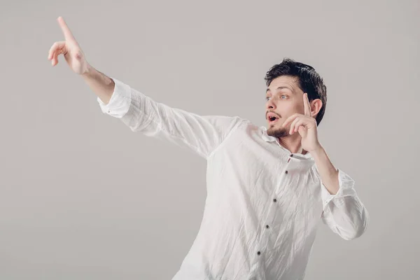 Guapo joven en camisa blanca bailando y divirtiéndose en gre — Foto de Stock