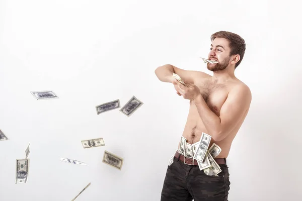 Młody, przystojny mężczyzna, z brodą, posiadający dużo sto Dolar rachunki i zgłasza je w powietrze. pieniądze i bogactwo — Zdjęcie stockowe