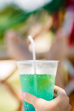 hamakta kokteyl tutan kadın