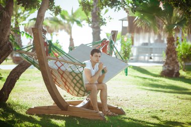 hamakta rahatlatıcı Beyaz tişörtlü adam