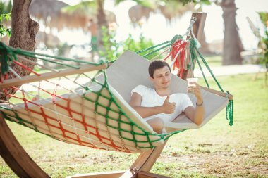 hamakta rahatlatıcı Beyaz tişörtlü adam