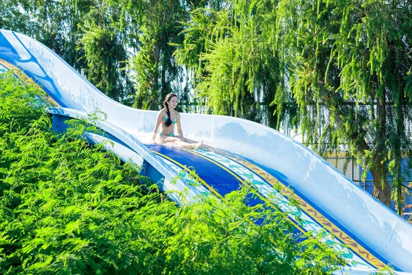 Frau stürzt eine Wasserrutsche hinunter — Stockfoto