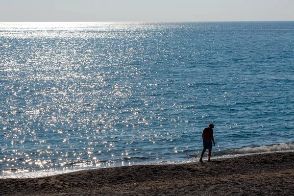 Silhueta de homem na costa do mar — Fotografia de Stock