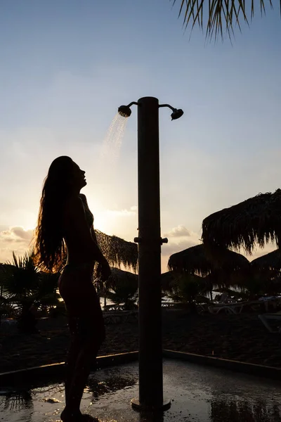 Silueta de mujer tomando una ducha — Foto de Stock