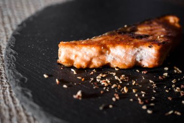 Izgara somon ve siyah volkanik gemide baharat