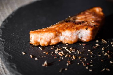 Izgara somon ve siyah volkanik gemide baharat