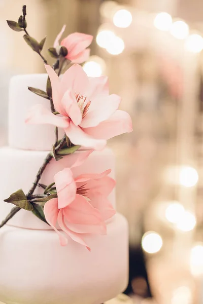 漂亮的婚礼蛋糕装饰着花朵 — 图库照片
