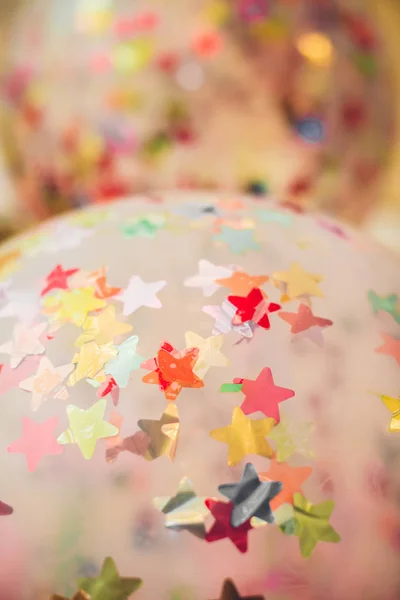 Bakgrund av färgglada konfetti stjärnor — Stockfoto