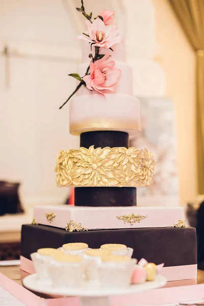 Schöne Hochzeitstorte mit Blumen dekoriert — Stockfoto