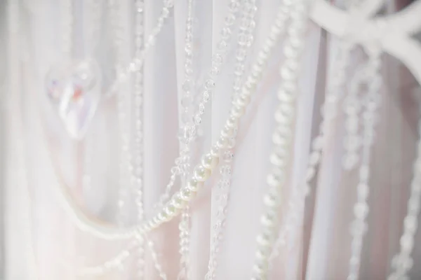 Fond de perles blanches. brins de perles — Photo