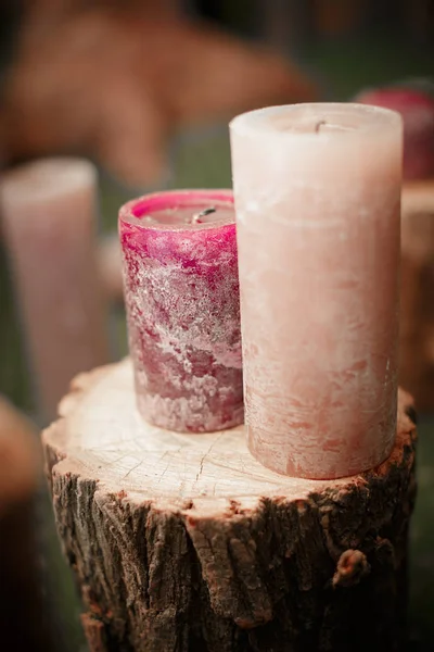 Két nagy lila gyertyák, a fából készült stump — Stock Fotó