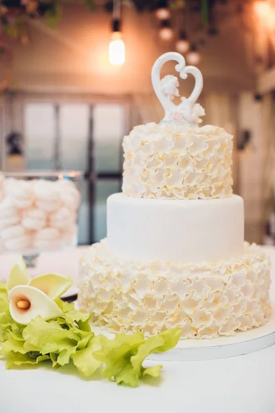 Çiçeklerle süslenmiş güzel düğün pastası — Stok fotoğraf
