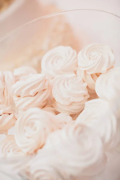 Tartas en jarrón en buffet. barra de caramelo — Foto de Stock