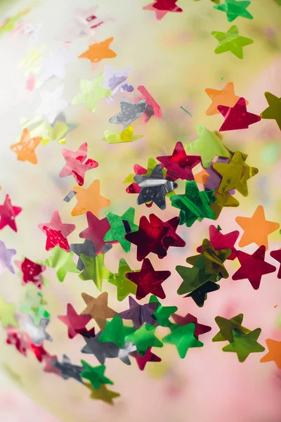 Hintergrund aus bunten Konfetti-Sternen — Stockfoto