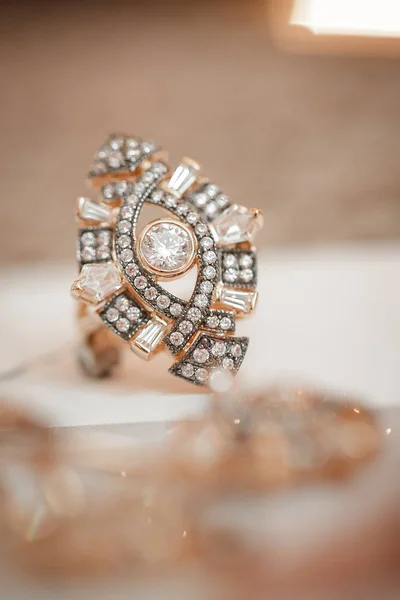 Zlatý prsten s diamantem na měkké béžové pozadí — Stock fotografie