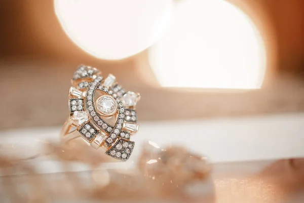 Χρυσό δαχτυλίδι με διαμάντι σε απαλό μπεζ φόντο — Φωτογραφία Αρχείου