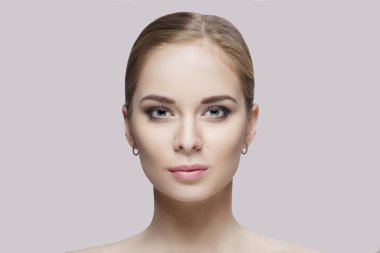 Açık gri arka plan üzerinde yeşil gözlü güzel genç kadın portresi. Temiz Cilt kızla