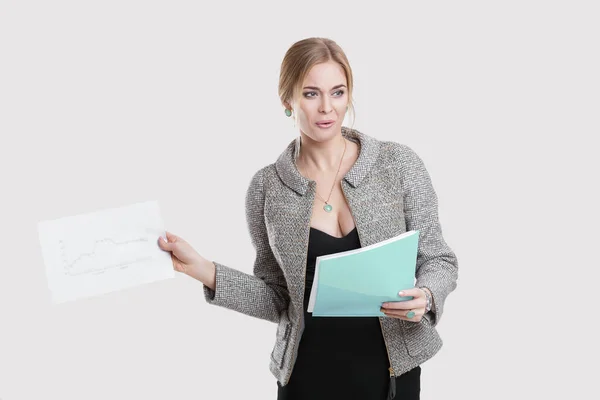 Jonge mooie zakenvrouw in zwarte jurk, jasje bedrijf van map van papers en glimlachend op grijze achtergrond — Stockfoto