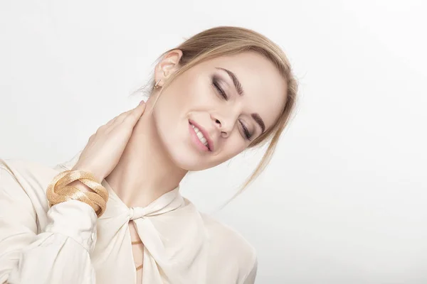 Porträtt av vacker ung sensuell blond kvinna i vit skjorta leende och tittar på kameran — Stockfoto