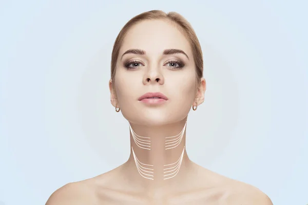 Açık gri arka plan üzerinde yeşil gözlü güzel genç kadın portresi. Temiz Cilt kızla