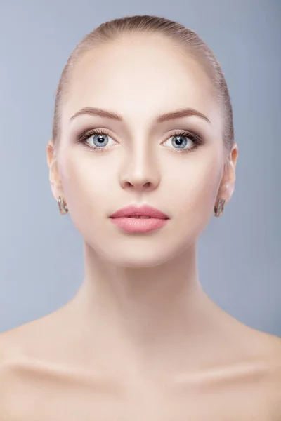 Retrato de mujer hermosa joven con ojos azules sobre fondo azul . — Foto de Stock