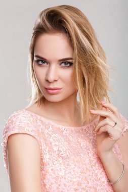 gri arka plan üzerinde pembe kokteyl içinde güzel sarışın şehvetli kadın portresi