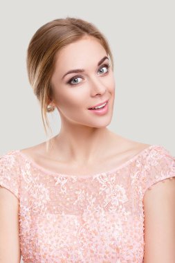 gri arka plan üzerinde pembe kokteyl içinde güzel sarışın şehvetli kadın portresi