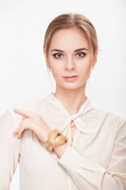 güzel seksi sarışın genç kadın gülümseyerek ve kameraya bakarak Beyaz gömlekli portresi