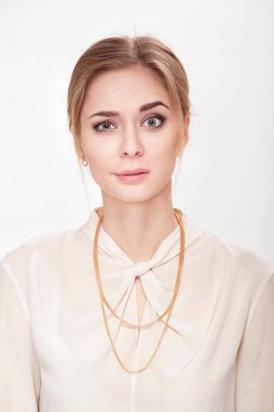 gülümseyen ve kameraya bakarak Beyaz gömlekli güzel genç kadın portresi