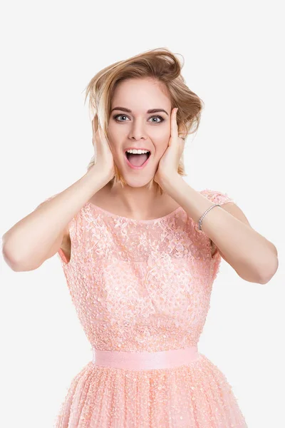 Портрет красивой блондинки чувственной женщины в розовом коктейльном платье на сером фоне — стоковое фото