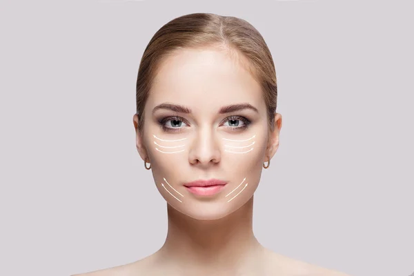 Açık gri arka plan üzerinde yeşil gözlü güzel genç kadın portresi. Temiz Cilt kızla