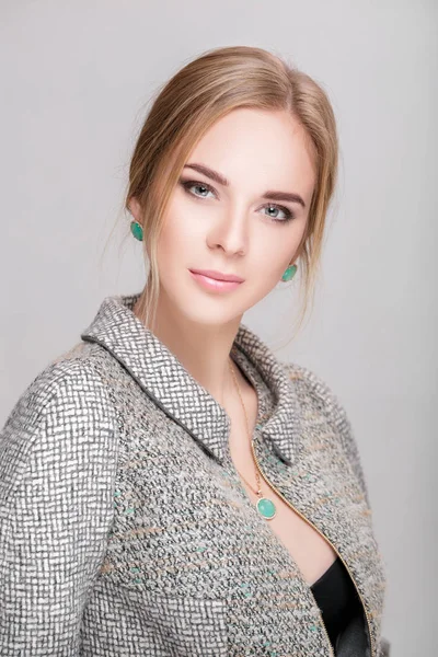 Retrato de hermosa mujer de negocios rubia en vestido negro, chaqueta sobre fondo gris — Foto de Stock